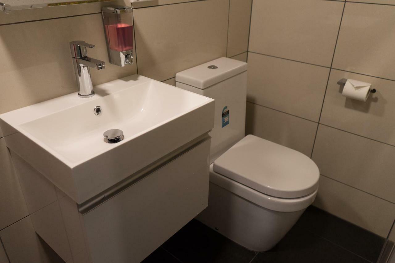 Adventure Q2 Hostel ควีนส์ทาวน์ ภายนอก รูปภาพ